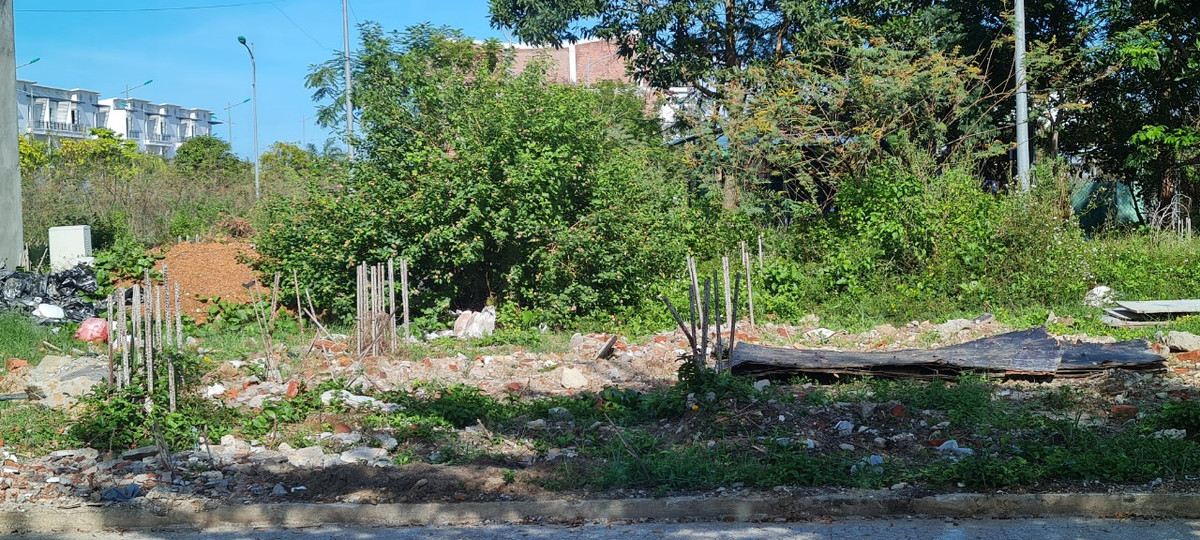 Nhiều hạng mục mới khởi động đã tạm dừng khiến bộ mặt khu đô thị sinh thái trông nham nhở, nhếch nhác.