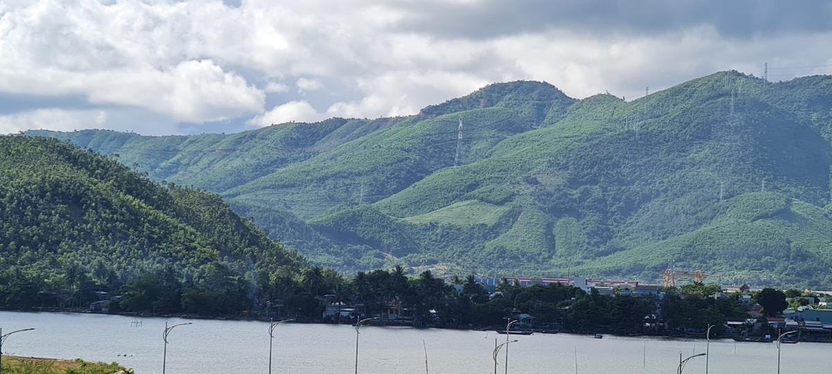 Dự án nằm ở khu vực cửa sông Cu Đê với khung cảnh thiên nhiên hùng vĩ, sông, núi và biển gần kề.