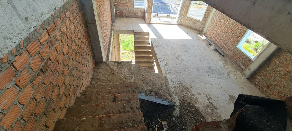 Dự án từng được giới thiệu có đầy đủ các loại hình nhà liền kề, biệt thự đơn lập, biệt thự song lập, khu vui chơi giải trí, nhà sinh hoạt cộng đồng… sở hữu hai mặt tiền thoáng mát, một mặt phục vụ mục đích kinh doanh thương mại, một mặt là không gian sinh thái thiên nhiên giống như vườn sau nhà, giờ trong cảnh hoang tàn, nhếch nhác.