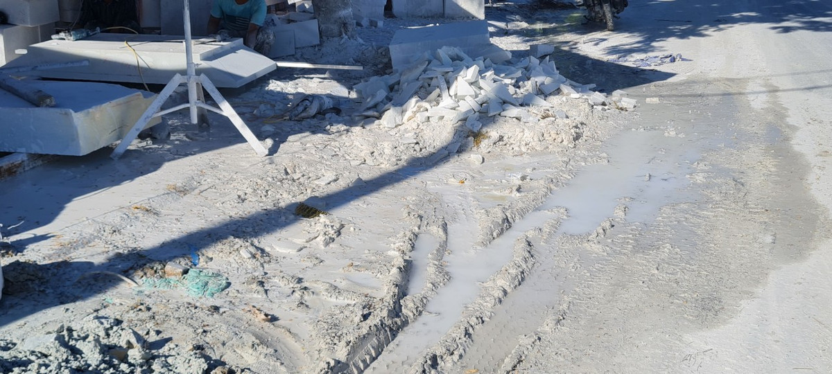 Nước thải tràn ra đường biến bụi đá thành lớp bùn dẻo đặc quánh, dày cả gang tay.