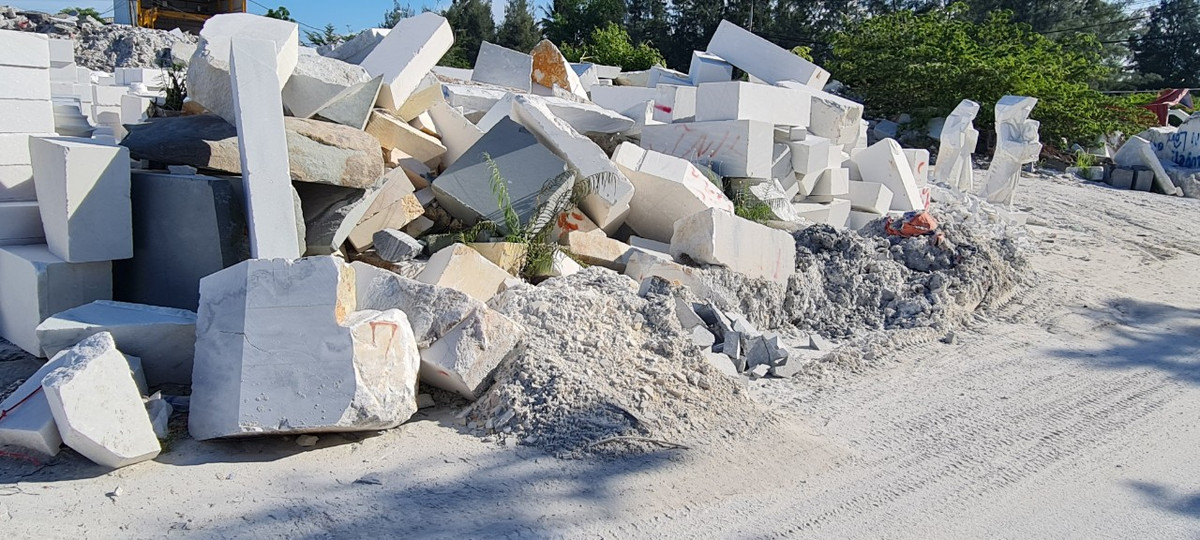 Chưa kể, với lớp bụi đá dày cộng thêm đá thải, bột đá hai bên đường, mỗi khi xe vận chuyển đi qua, bụi bay trắng trời.