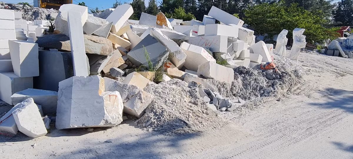 Chưa kể, với lớp bụi đá dày cộng thêm đá thải, bột đá hai bên đường, mỗi khi xe vận chuyển đi qua, bụi bay trắng trời.
