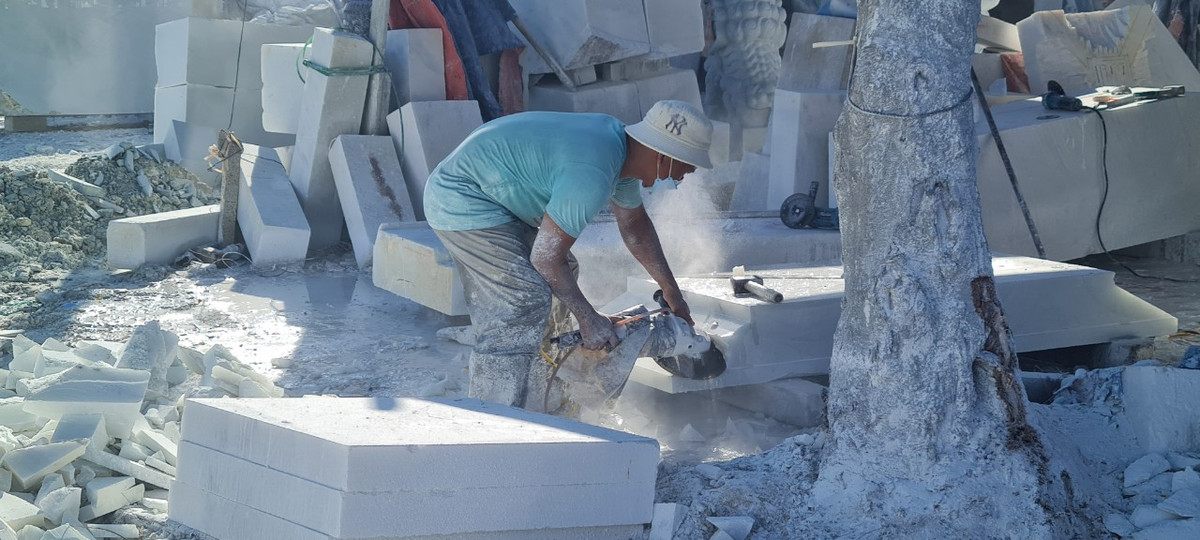 Tuy nhiên, do diện tích nhỏ, hầu hết các xưởng đều phải tập kết đá và gia công, chế tác ngay trên vỉa hè.