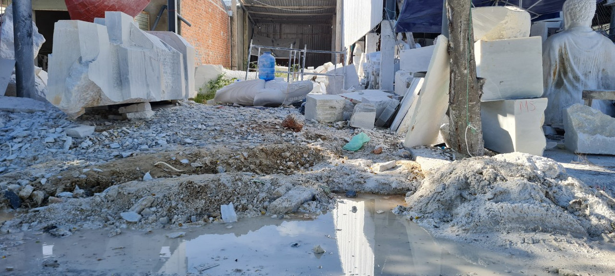 Dù trời không mưa, những con đường quanh làng đá vẫn ngập trong bùn trắng.