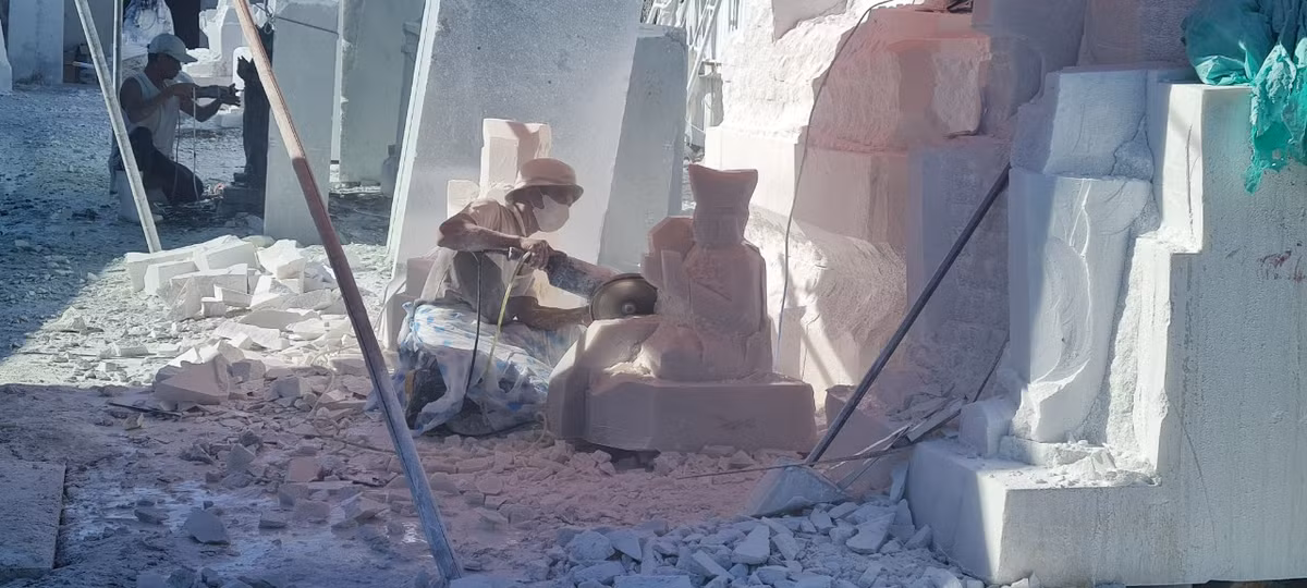 Chỉ một cơn gió, bụi đá sẽ phát tán ra hàng trăm mét, trong khi khu dân cư cách cơ sở sản xuất đá này chỉ vài trăm bước chân.