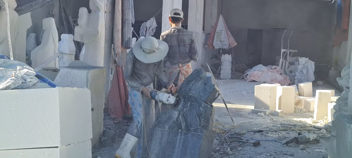 Hiện nay, mỗi cơ sở sản xuất tại làng nghề đá mỹ nghệ Non Nước được bố trí khoảng 100m2 để làm nhà xưởng và gia công sản xuất.