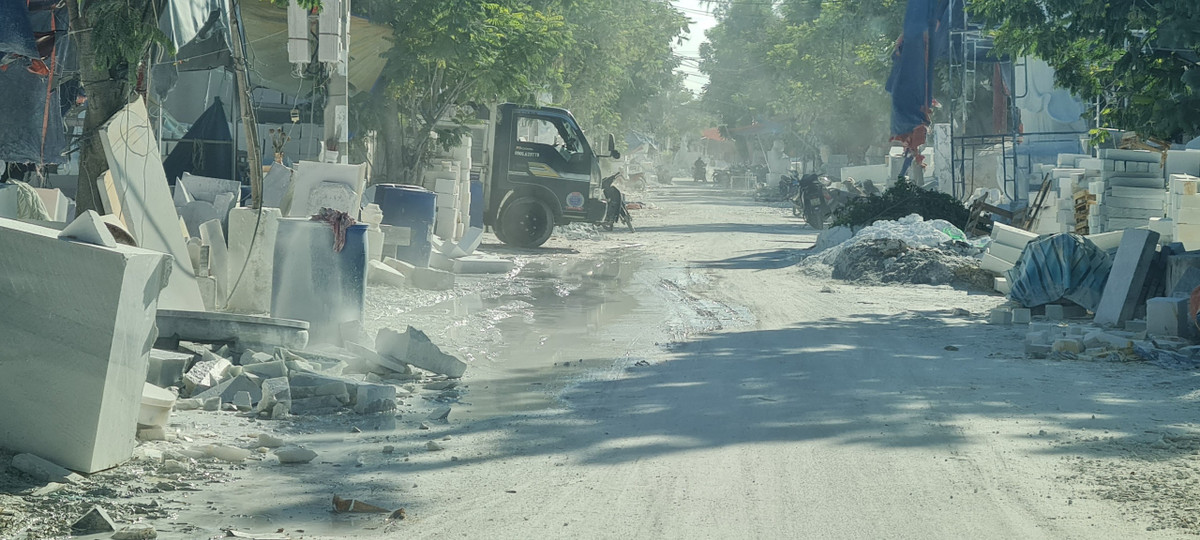 Trời nắng, con đường dẫn vào làng nghề nổi tiếng mù mịt bụi. Hai bên đường, la liệt các khối đá đủ thể loại, kích cỡ xen lẫn với những đống đá thải, bột đá.