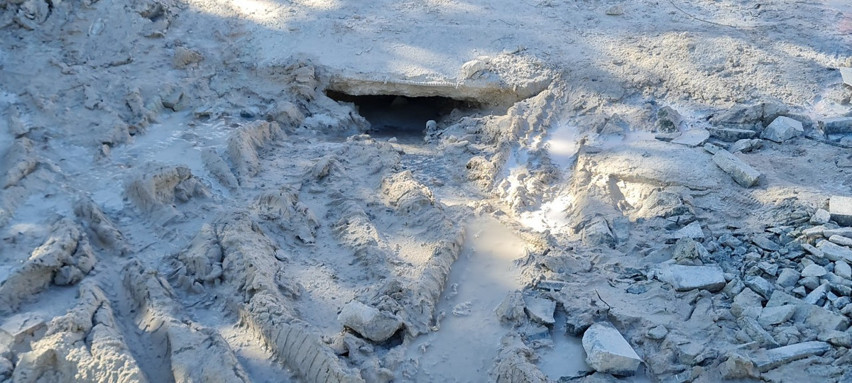 Lớp bột đá phủ gần kín miệng cống thoát nước.