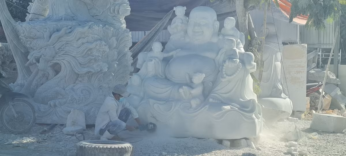 Bên trong các nhà xưởng là tiếng máy cắt, đục, mài đá đinh tai, nhức óc.