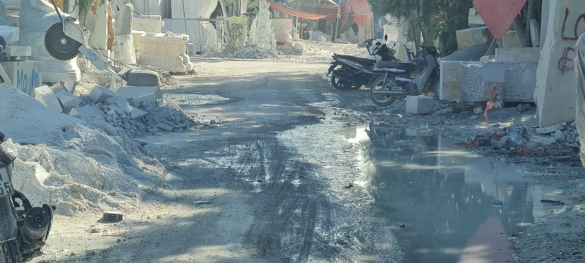 Không khó để nhận ra Làng đá mỹ nghệ hình thành từ hàng trăm năm trước, dưới chân danh thắng núi Ngũ Hành Sơn hiện rơi vào tình trạng ô nhiễm trầm trọng.