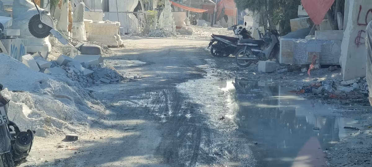 Không khó để nhận ra Làng đá mỹ nghệ hình thành từ hàng trăm năm trước, dưới chân danh thắng núi Ngũ Hành Sơn hiện rơi vào tình trạng ô nhiễm trầm trọng.