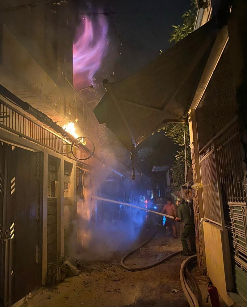 Phá được cửa, lực lượng chức năng đưa được 3 người thoát ra từ tầng 1 ngôi nhà.