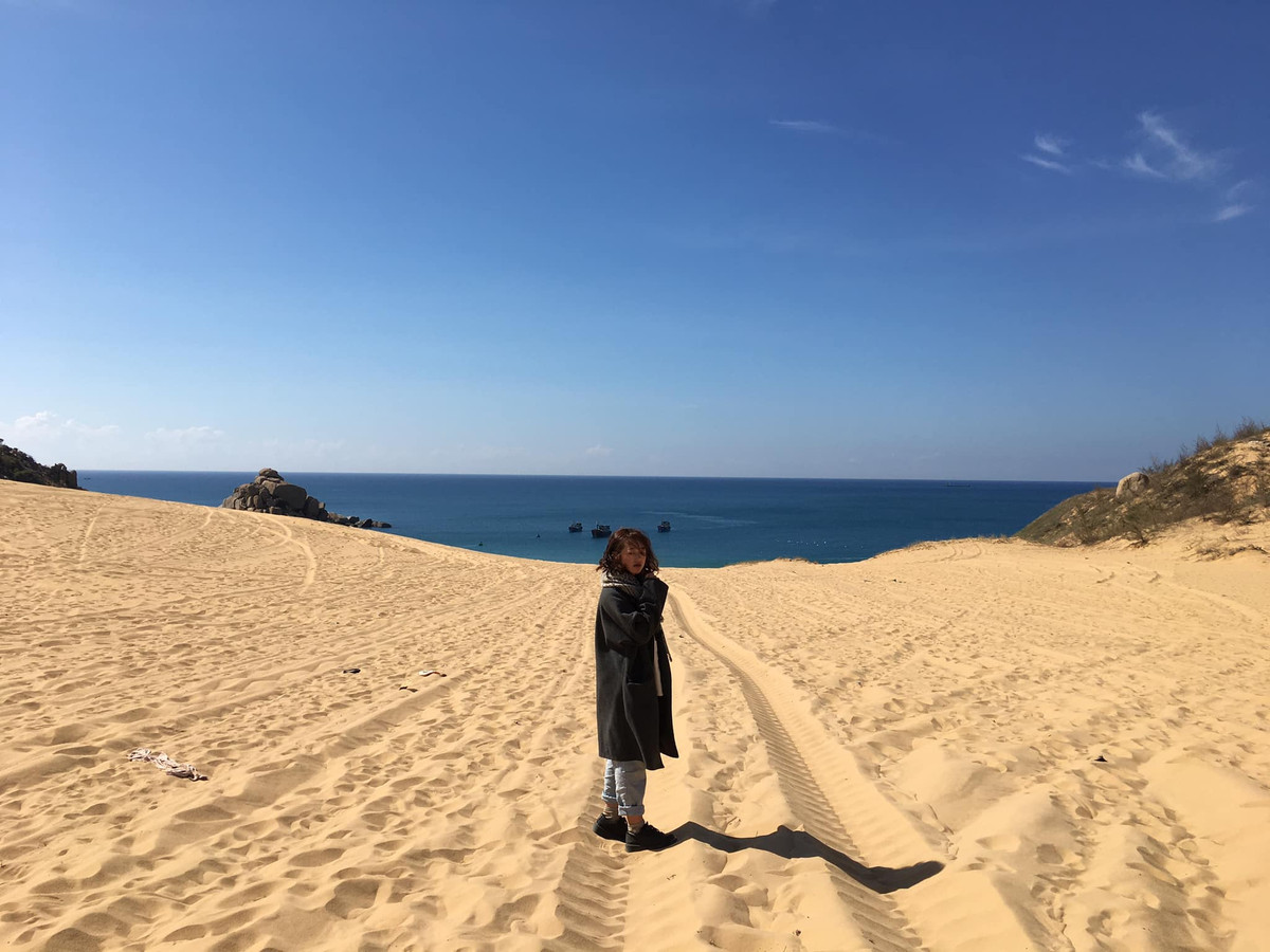 Một điều độc đáo khác khiến Mũi Dinh cũng trở thành điểm đến “nhất định không nên bỏ lỡ” khi du lịch Ninh Thuận chính là cảnh sắc thay đổi nhiều lần trong ngày. Theo người dân địa phương, điều này là do gió lớn thổi liên tục, cuốn cát bay đi khiến cho những đồi cát ở đây thường xuyên thay đổi hình dạng. Bởi vẻ đẹp du mục ấn tượng đó mà dù Mũi Dinh nằm ở vị trí khá hẻo lánh, đường đi không thuận tiện những vẫn thu hút đông đảo du khách ghé thăm hàng năm. (Ảnh: Uyên Trinh)