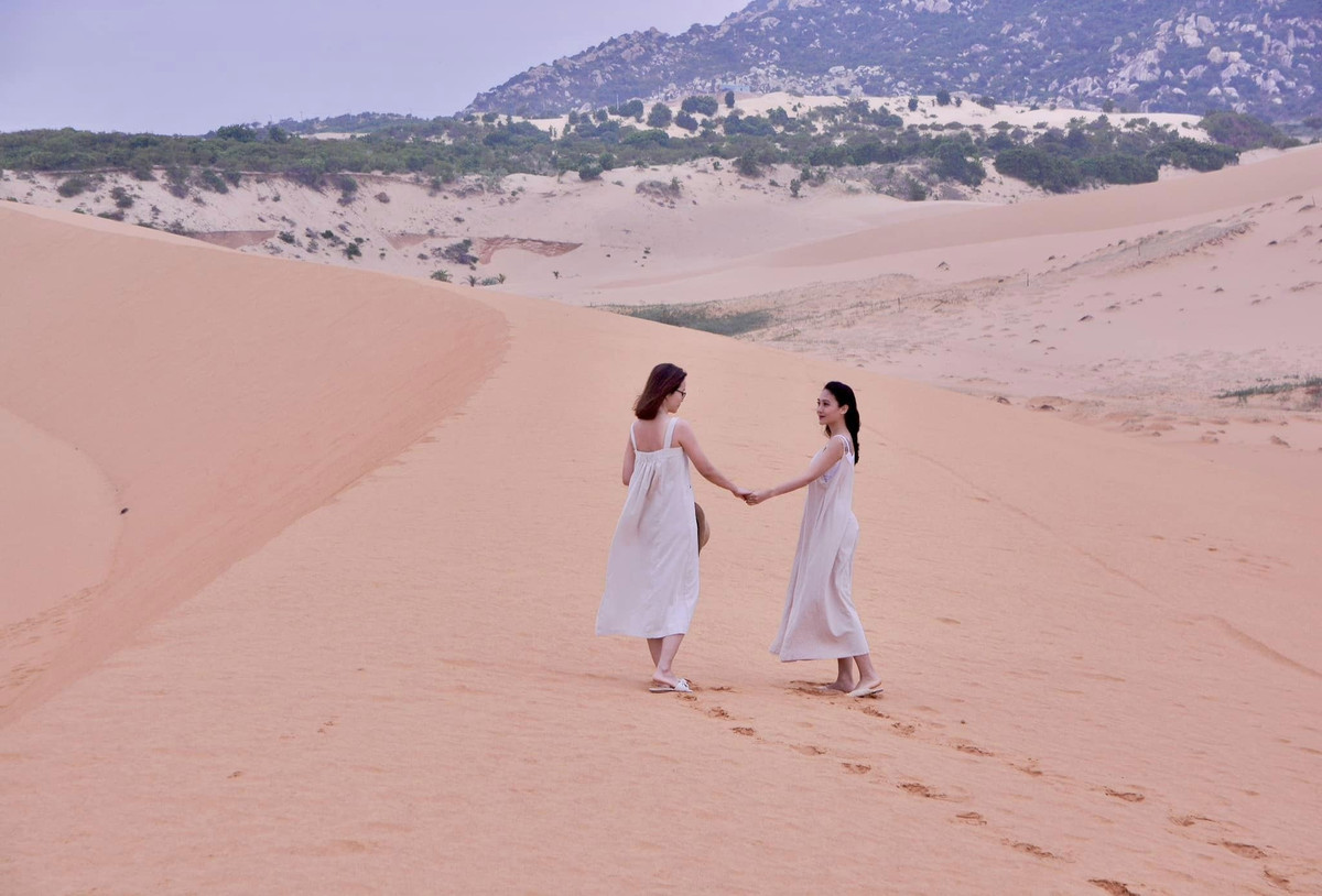 Để đến Mũi Dinh, du khách có thể di chuyển bằng nhiều phương tiện, trong đó xe máy và xe khách được lựa chọn nhiều nhất. Đặc biệt, nếu muốn cảm nhận trọn vẹn vẻ đẹp nơi đây, du khách nên đi xe máy, men theo cung đường ven biển DT701 để chiêm ngưỡng khung cảnh “núi một bên, biển một bên” và ghé qua đồi cát Nam Cương - một trong những đồi cát đẹp nhất Việt Nam.(Ảnh: Maria Trần)