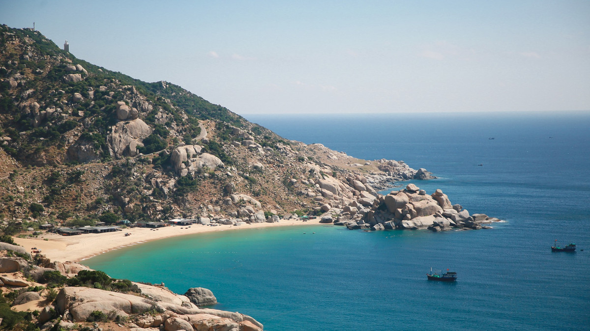 Mỗi mùa, Mũi Dinh lại mang một vẻ đẹp khác nhau nhưng thời điểm lý tưởng để ghé thăm nơi này là vào mùa hè (từ tháng 4 đến tháng 6) hoặc dịp cuối thu đầu đông (tháng 10 đến tháng 12). Lúc này, khí hậu ở đây mát mẻ, về chiều tối trời se lạnh, lộng gió (do nằm sát biển), du khách có thể trải nghiệm nhiều hoạt động thú vị ngoài trời. (Ảnh: Nguyễn Thanh Tuấn)