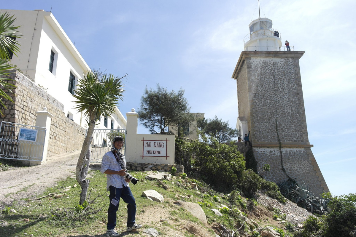 Bên cạnh bãi Tràng, hải đăng Mũi Dinh cũng là điểm check-in mà du khách truyền tai nhau nhất định không nên bỏ lỡ khi đến đây. Để đến được hải đăng Mũi Dinh nằm ở độ cao hơn 170m so với mực nước biển, du khách di chuyển khoảng 5 phút đi bộ, băng qua những ngọn núi nhỏ và một con dốc khúc khuỷu kéo dài khoảng 1km. Du khách nên đến đây vào lúc sáng sớm hoặc chiều tà vì đường đi khá dốc và nắng ở Ninh Thuận khá gay gắt, đồng thời mang theo nước uống và đồ ăn nhẹ để đảm bảo sức khỏe. (Ảnh: Nguyễn Thanh Tuấn)