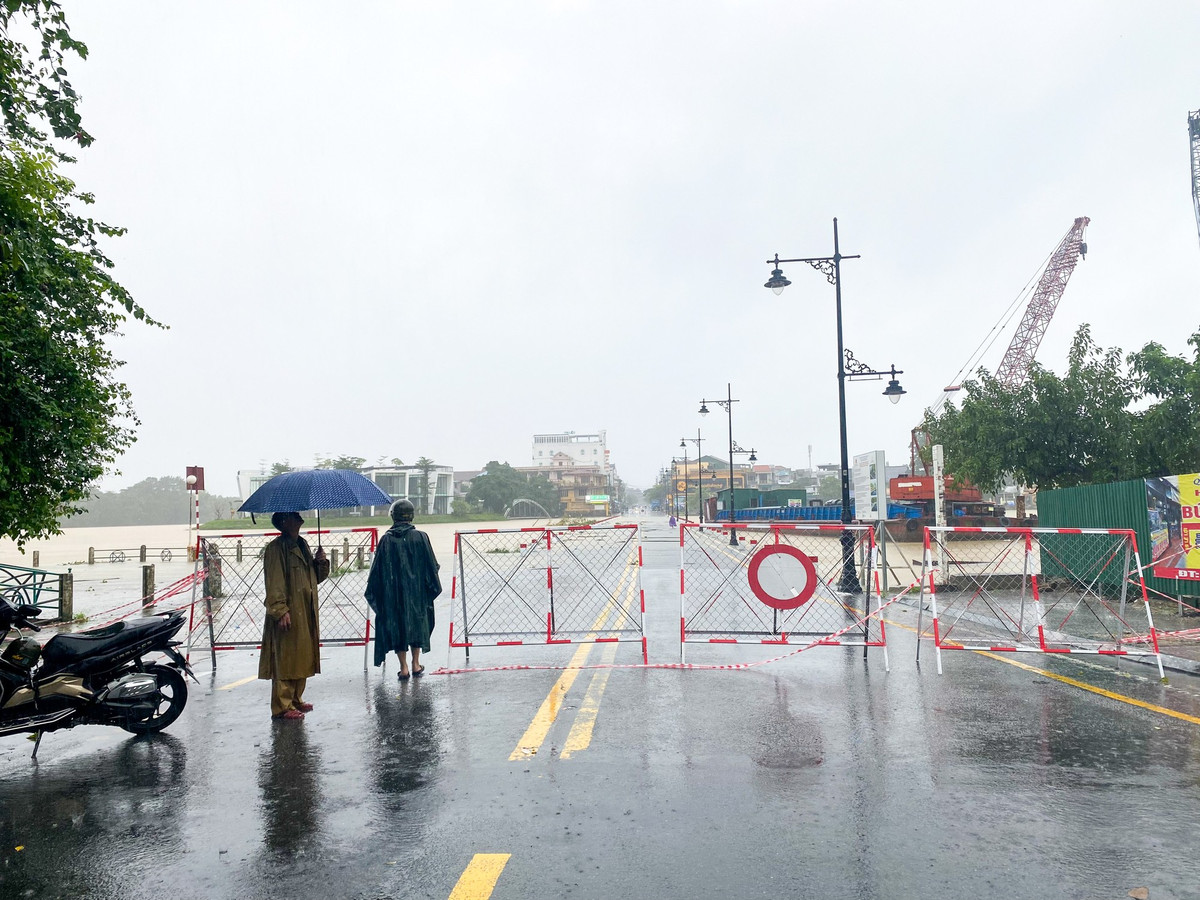 Lực lượng chức năng đã dựng rào chắn, cảnh báo nguy hiểm tại khu vực cầu Đập Đá, đường Lê Lợi, TP Huế. Ảnh: Hoàng Hải