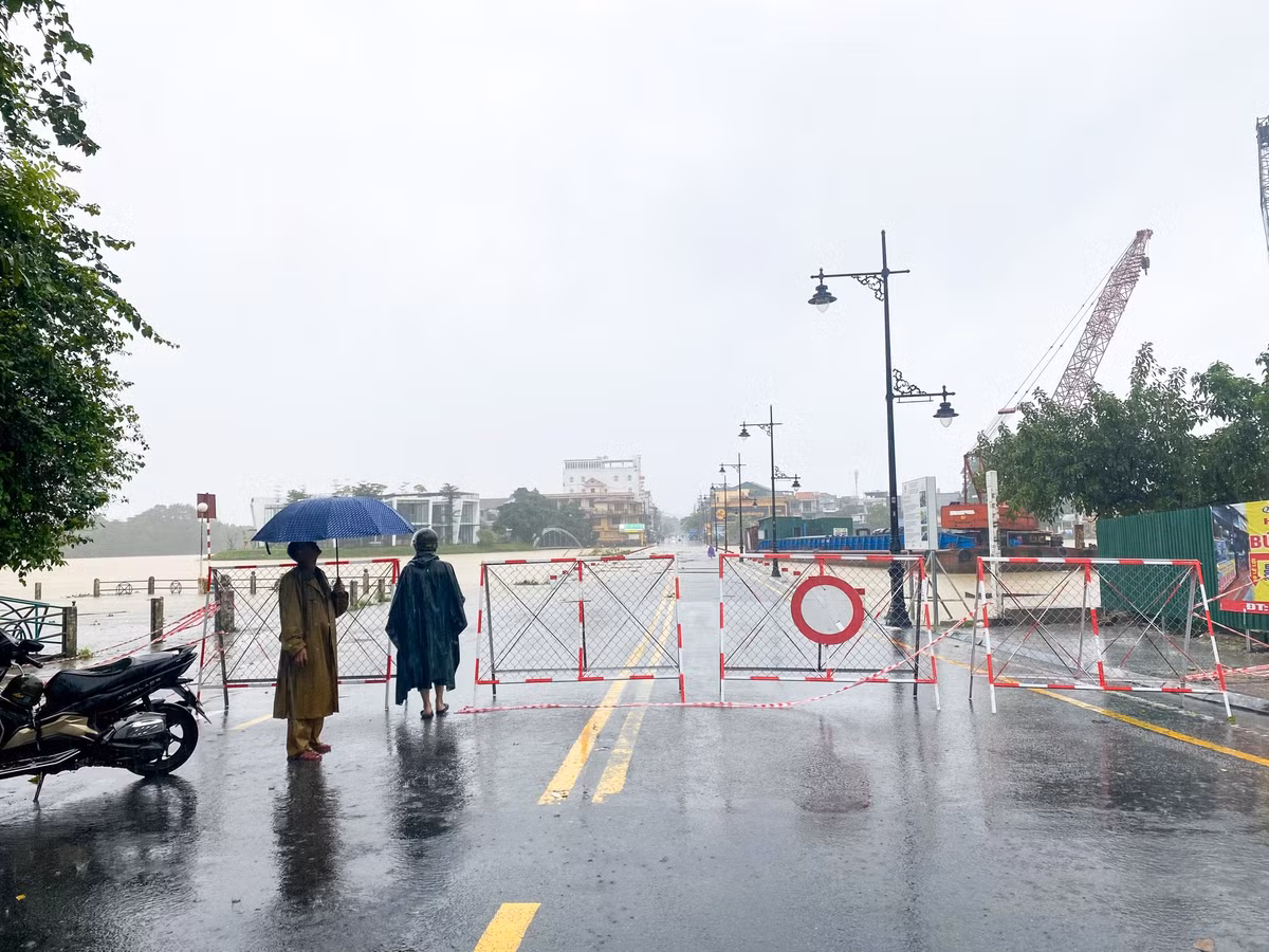 Lực lượng chức năng đã dựng rào chắn, cảnh báo nguy hiểm tại khu vực cầu Đập Đá, đường Lê Lợi, TP Huế. Ảnh: Hoàng Hải