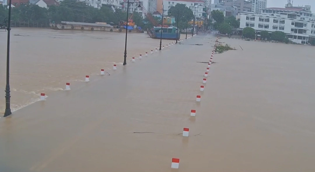 Đập Đá nối đường Lê Lợi với đường Nguyễn Sinh Cung, TP Huế cũng đang bị ngập khá sâu trưa 18/10. Ảnh: Duy Lợi
