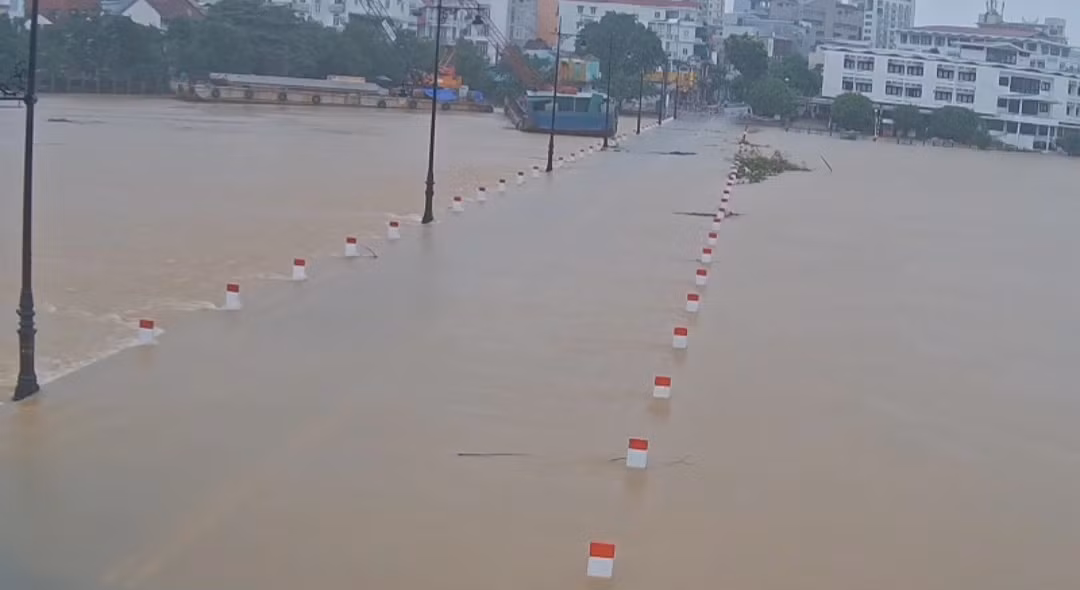 Đập Đá nối đường Lê Lợi với đường Nguyễn Sinh Cung, TP Huế cũng đang bị ngập khá sâu trưa 18/10. Ảnh: Duy Lợi