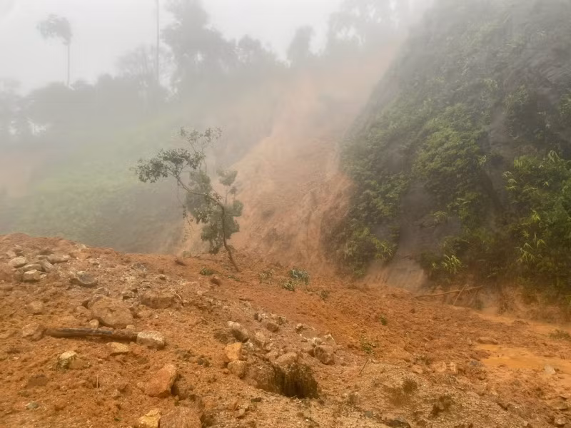 Công an huyện A Lưới đã chỉ đạo Đội CSGT và Công an xã Hương Nguyên chốt chặn, đặt cảnh báo, đồng thời liên hệ Công an huyện Tây Giang thông báo người dân tạm thời không lưu thông tuyến đường Hồ Chí Minh từ Quảng Nam ra.