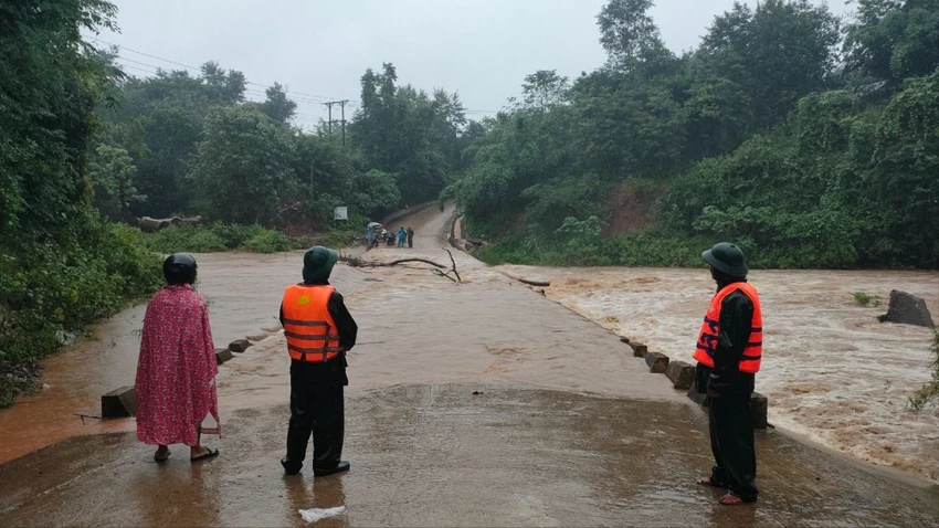 Tại những khu vực này, chính quyền địa phương và bộ đội biên phòng đã triển khai lực lượng tổ chức canh gác để đảm bảo an toàn cho người và phương tiện khi lưu thông. Ảnh: PV