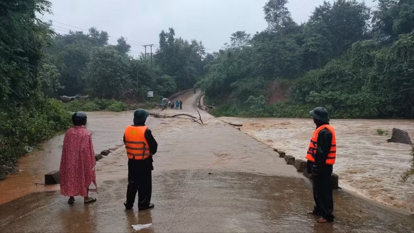 Tại những khu vực này, chính quyền địa phương và bộ đội biên phòng đã triển khai lực lượng tổ chức canh gác để đảm bảo an toàn cho người và phương tiện khi lưu thông. Ảnh: PV