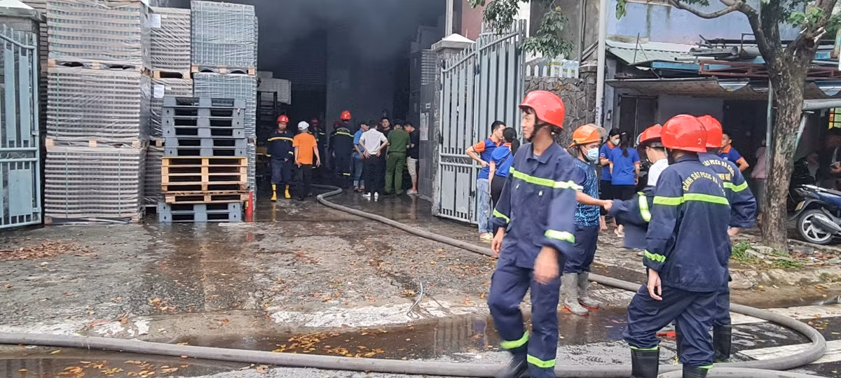 Tuy nhiên, khói vẫn dày đặc bên trong cơ sở sản xuất nước yến.