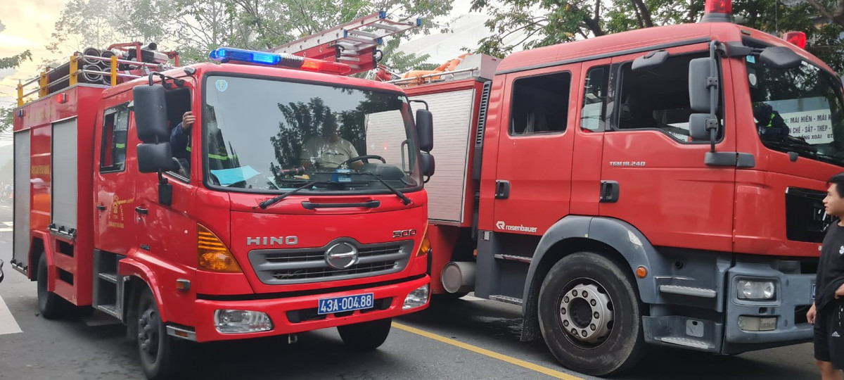 Nhận được tin báo, lực lượng phòng cháy chữa cháy, Công an thành phố Đà Nẵng đã điều 8 xe cứu hỏa đến hiện trường.