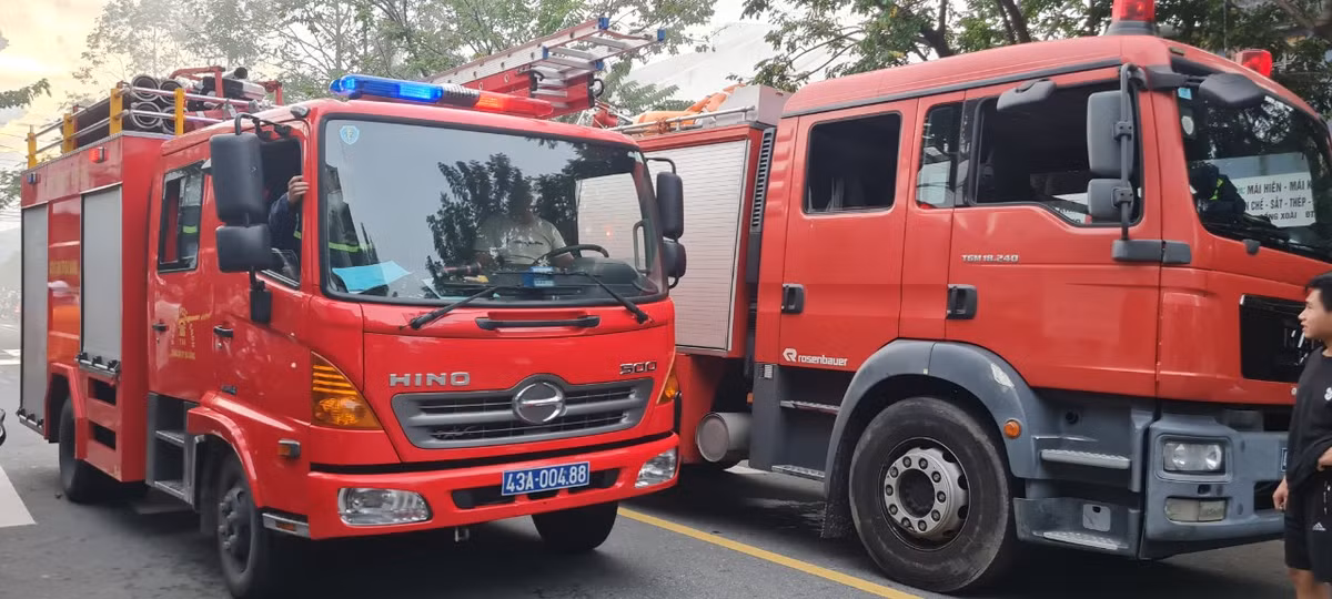 Nhận được tin báo, lực lượng phòng cháy chữa cháy, Công an thành phố Đà Nẵng đã điều 8 xe cứu hỏa đến hiện trường.