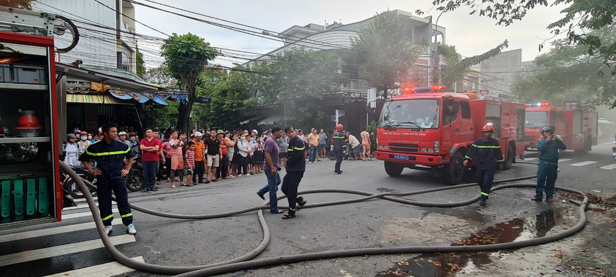 Nhiều người dân hiếu kỳ tập trung theo dõi vụ việc.