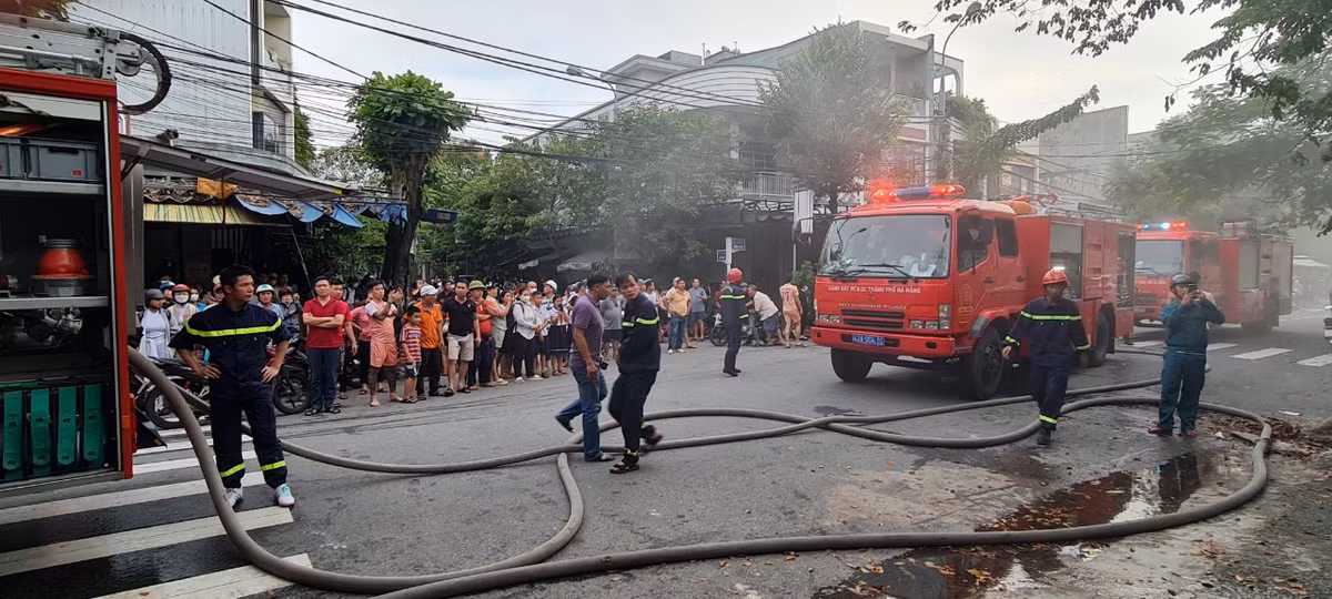 Nhiều người dân hiếu kỳ tập trung theo dõi vụ việc.