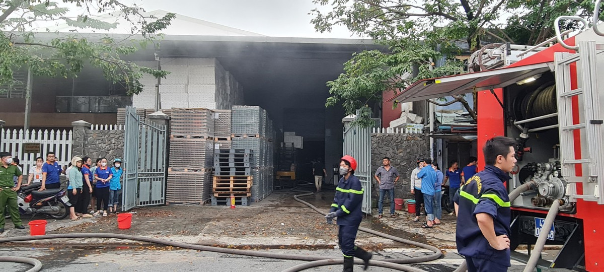 Hàng chục nhân viên của cơ sở sản xuất tháo chạy ra ngoài.