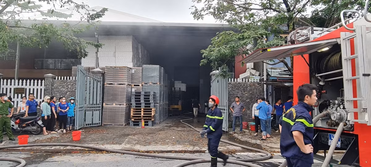 Hàng chục nhân viên của cơ sở sản xuất tháo chạy ra ngoài.