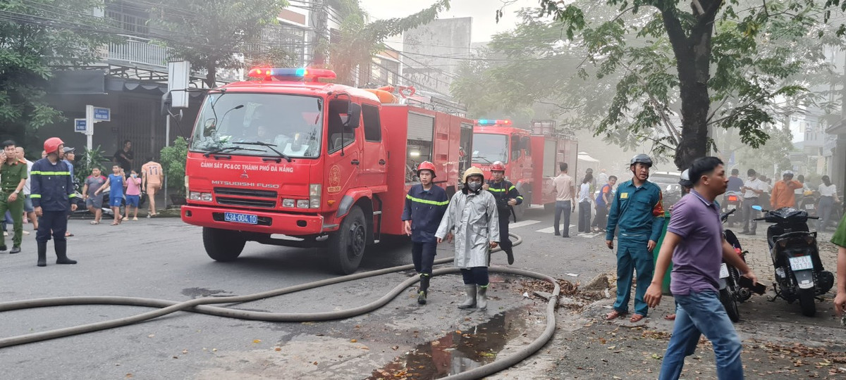 Khói bao trùm cả khu vực.