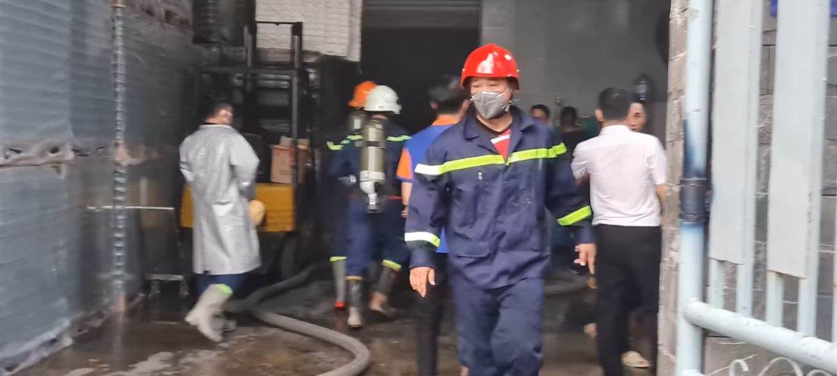 Đến 17h cùng ngày, đám cháy cơ bản được khống chế. Rất may, các nhân viên của cơ sở kịp thoát ra ngoài nên không có thiệt hại về người.