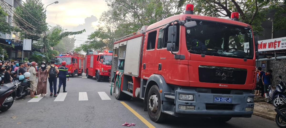 Công tác chữa cháy được gấp rút triển khai.