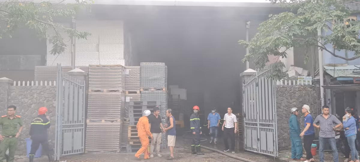 Chay co so san xuat nuoc yen o Da Nang: 8 xe cuu hoa den hien truong-Hinh-2