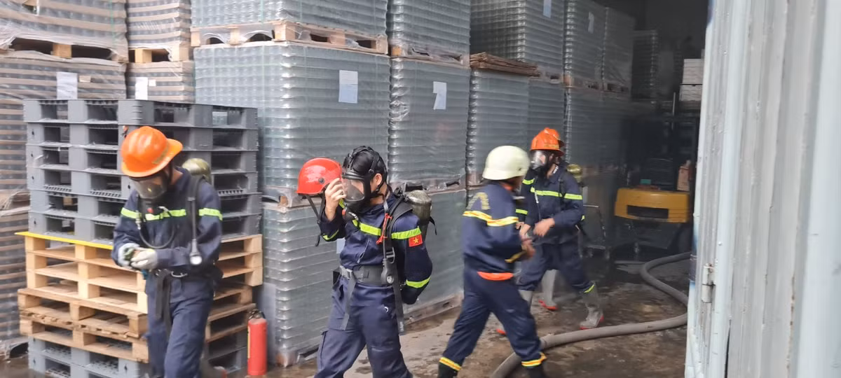 Cảnh sát phòng cháy chữa cháy sử dụng mặt nạ tiến vào bên trong cơ sở sản xuất.