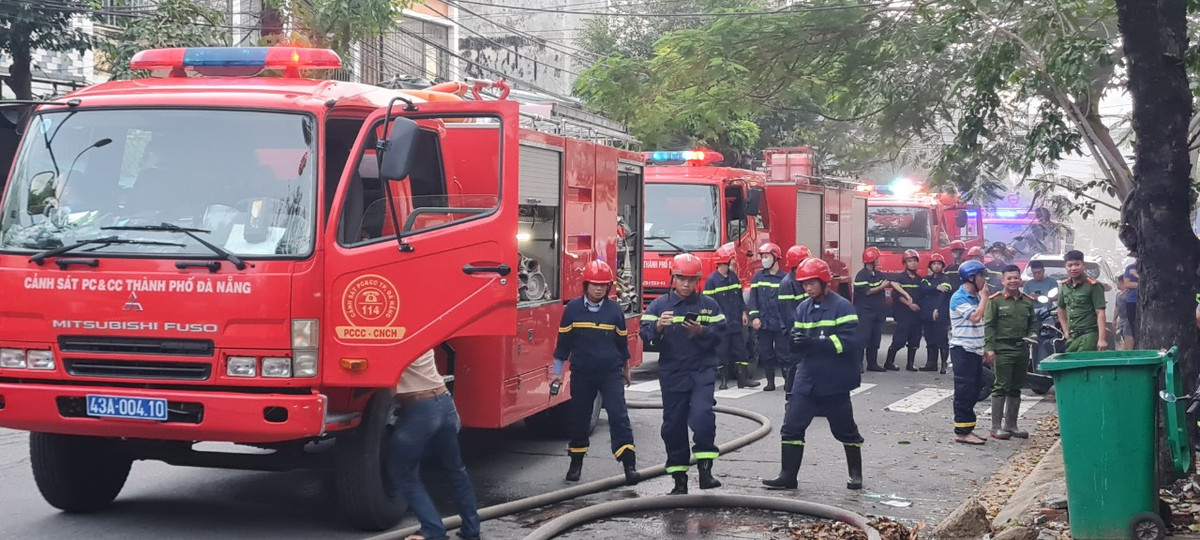 Đông đảo lực lượng cảnh sát PCCC và CNCH được huy động tham gia chữa cháy.