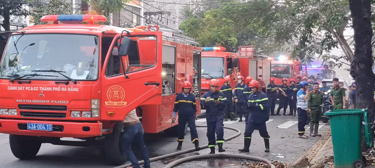 Đông đảo lực lượng cảnh sát PCCC và CNCH được huy động tham gia chữa cháy.