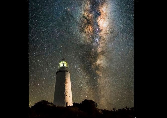 Dải Ngân Hà xuất hiện phía trên ngọn hải đăng đơn độc ở Tasmania. Nhiếp ảnh gia đã căn vị trí chụp kĩ càng để có một bức ảnh kết hợp giữa vị trí của dải Ngân Hà và ngọn hải đăng. Bức ảnh còn phản ánh rõ nét cuộc sống khó khăn và cô đơn nhưng phi thường của những người canh giữ hải đăng.