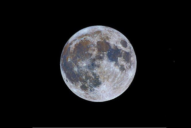 Một bức ảnh tuyệt vời mô tả màu sắc và chi tiết lạ thường trên bề mặt Mặt trăng. Nhiếp ảnh gia đã áp dụng cách chụp giống như chụp nhật thực và nó đã làm cho Mặt trăng giống như một món trang sức tuyệt vời với màu sắc và sắc thái vô cùng tráng lệ.