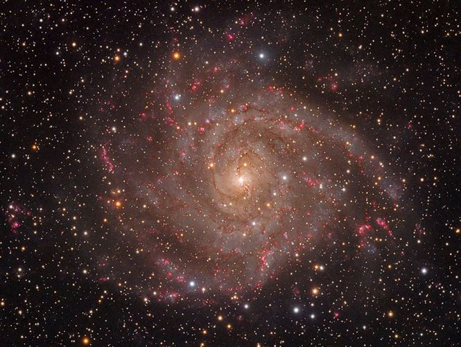 Chòm sao Camelopardalis còn được gọi là Thiên hà ẩn danh. Mặc dù là một trong những thiên hà lớn nhất có thể nhìn thấy từ Bắc bán cầu, nó bị che khuất bởi các ngôi sao và bụi phía trước