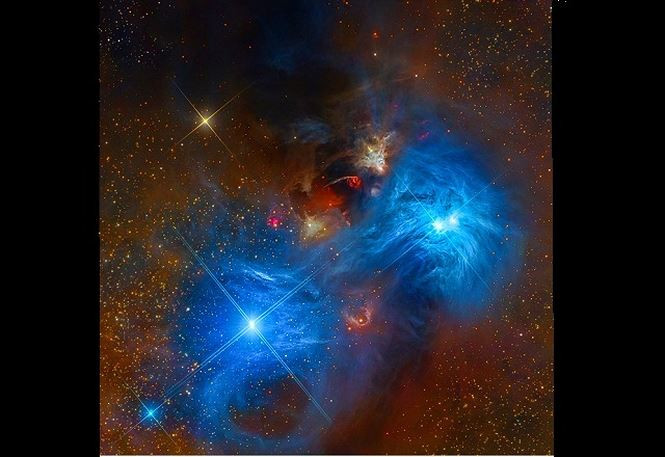 Các tinh vân phản chiếu ngoạn mục trong chòm sao Corona Australis. Bức ảnh mô tả sắc xanh sống động đặc trưng được tạo ra bởi ánh sáng của các ngôi sao nóng, được phản chiếu bởi bụi vũ trụ.
