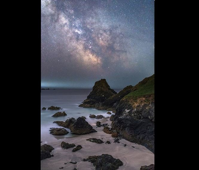 Trong một chuyến đi cùng với gia đình tới Cornwall sau khi tham quan Vịnh Kynance, trên bán đảo Lizard, khung cảnh lý tưởng của nơi này dường như vô cùng thích hợp để nhiếp ảnh gia chụp những ngôi sao lấp lánh và màu sắc ấn tượng của dải Ngân Hà chiếu sáng bờ biển đá tuyệt đẹp. Bức ảnh trải qua hai lần phơi sáng riêng biệt, một cho bầu trời và một cho tiền cảnh pha trộn với nhau để đạt được kết quả mong muốn.