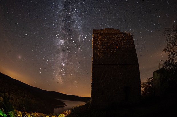 Còn ở những địa điểm lý tưởng khác trên thế giới, người xem vẫn được chiêm ngưỡng trọn vẹn, và chụp được những bức ảnh mưa sao băng ấn tượng như thế này.