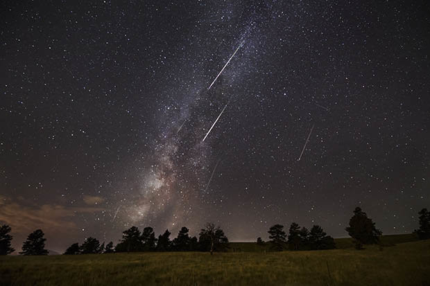 Perseids - trận mưa sao băng diễn ra vào tháng 8 hàng năm là mảnh vụn sót lại khi sao chổi 109P/ Swift-Tuttle tiến về phía Mặt Trời. Lần cuối sao chổi này tới gần Mặt Trời và cắt quỹ đạo của Trái đất là năm 1992 và lần tiếp theo sẽ là năm 2026.