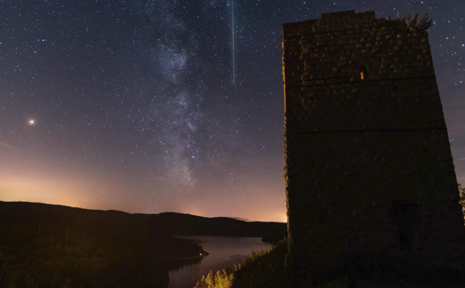 Năm nay, mưa sao băng Perseids đạt cực điểm vào đêm 12 rạng sáng 13/8 với tần suất ước tính khoảng 100 vệt mỗi giờ. Những người yêu thiên văn không cần sử dụng ống nhòm hay kính thiên văn, mà mắt thường vẫn có thể trọn vẹn quan sát trận mưa sao băng Perseids lớn nhất năm.