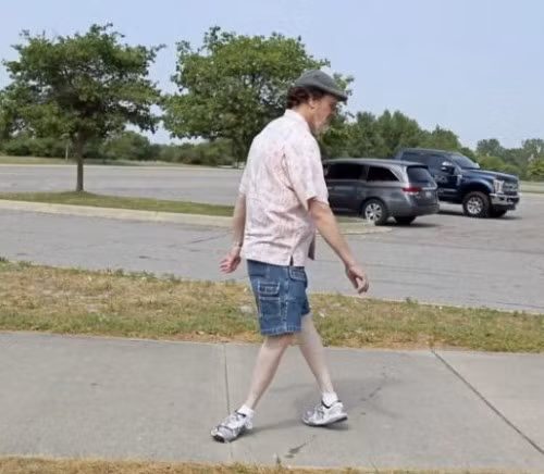 Doc la nguoi dan ong xoay nguoc chan 180 do di binh thuong